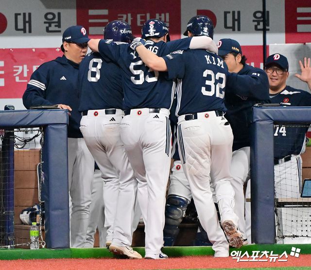 24일 오후 서울 구로구 고척스카이돔에서 열린 '2025 신한 SOL Bank KBO리그' 두산 베어스와 키움 히어로즈의 경기, 7회초 1사 1,2루 두산 김재현이 스리런 홈런을 날린 후 케이브 양석환과 함께 기뻐하고 있다. 고척, 김한준 기자