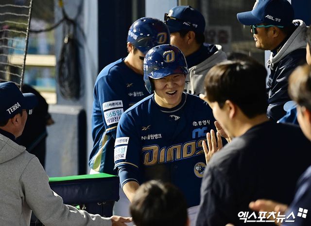 24일 오후 서울 송파구 잠실야구장에서 열린 '2025 신한 SOL Bank KBO리그' NC 다이노스와 LG 트윈스의 경기, 4회초 1사 2,3루 NC 서호철의 2타점 적시타 때 2루주자 권희동과 3루주자 박민우가 득점을 올린 뒤 더그아웃에서 동료들과 하이파이브를 나누고 있다. 잠실, 박지영 기자
