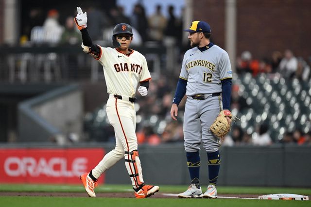 샌프란시스코 외야수 이정후(왼쪽)는 25일(한국시간) 오라클파크에서 열린 '2025 메이저리그' 밀워키전에서 3번타자 중견수로 선발 출전했다. 이날 적시 2루타 한 방을 포함해 3타수 1안타로 활약했다. 수비에서는 환상적인 판단으로 더블플레이를 이끌어내며 팀 승리에 보탬이 됐다. 연합뉴스 REUTERS