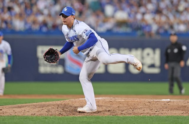 삼성 라이온즈 신인 투수 배찬승이 23일 대구 KIA 타이거즈전에 구원 등판해 투구하고 있다. 삼성 라이온즈