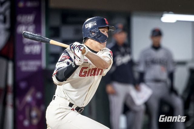 롯데 자이언츠 내야수 나승엽이 24일 부산 사직야구장에서 열린 2025 신한 SOL Bank KBO리그 한화 이글스와의 팀 간 4차전에서 6회말 동점 2타점 적시타를 때려내며 팀 역전승을 이끌었다. 사진 롯데 자이언츠