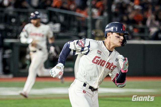 롯데 자이언츠 외야수 윤동희가 24일 부산 사직야구장에서 열린 2025 신한 SOL Bank KBO리그 한화 이글스와의 팀 간 4차전에서 홈런 포함 멀티 히트를 기록, 팀 역전승을 이끌었다. 사진 롯데 자이언츠