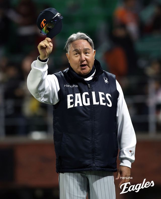 김경문 감독이 이끄는 한화 이글스가 24일 부산 사직야구장에서 열리는 2025 신한 SOL Bank KBO리그 롯데 자이언츠와의 팀 간 4차전에서 9연승에 도전한다. 사진 한화 이글스