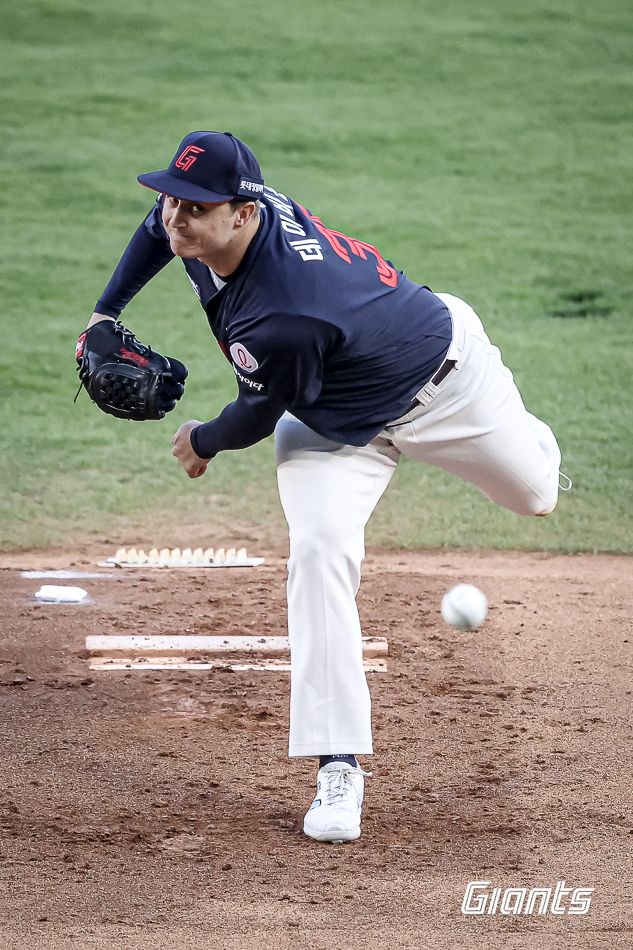 25일 오후 서울 잠실야구장에서 열린 '2025 신한 SOL Bank KBO리그' 롯데 자이언츠와 두산 베어스의 경기, 롯데가 8:2로 승리를 거두고 2연승을 달렸다. 선발 터커 데이비슨은 6이닝 5피안타 3사사구 5탈삼진 2실점으로 시즌 3승째를 올렸다. 롯데 자이언츠