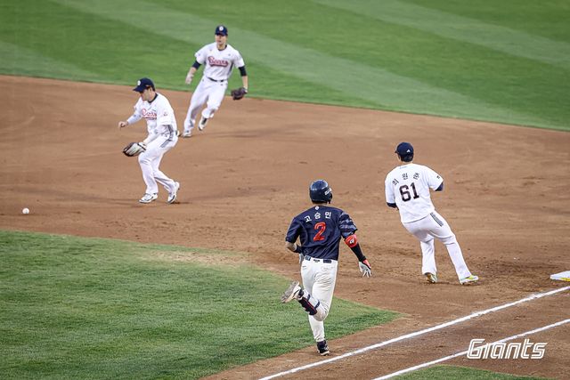 25일 오후 서울 잠실야구장에서 열린 '2025 신한 SOL Bank KBO리그' 롯데 자이언츠와 두산 베어스의 경기, 롯데가 8:2로 승리를 거두고 2연승을 달렸다. 고승민은 4타수 2안타 1타점 1볼넷 1득점을 기록했다. 롯데 자이언츠