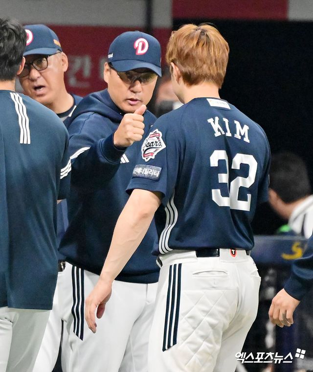 24일 오후 서울 구로구 고척스카이돔에서 열린 '2025 신한 SOL Bank KBO리그' 두산 베어스와 키움 히어로즈의 경기, 두산이 11안타를 몰아치며 키움에 9:3 승리를 거뒀다. 이날 경기에서 승리한 두산 이승엽 감독이 선수들과 함께 기뻐하고 있다. 고척, 김한준 기자