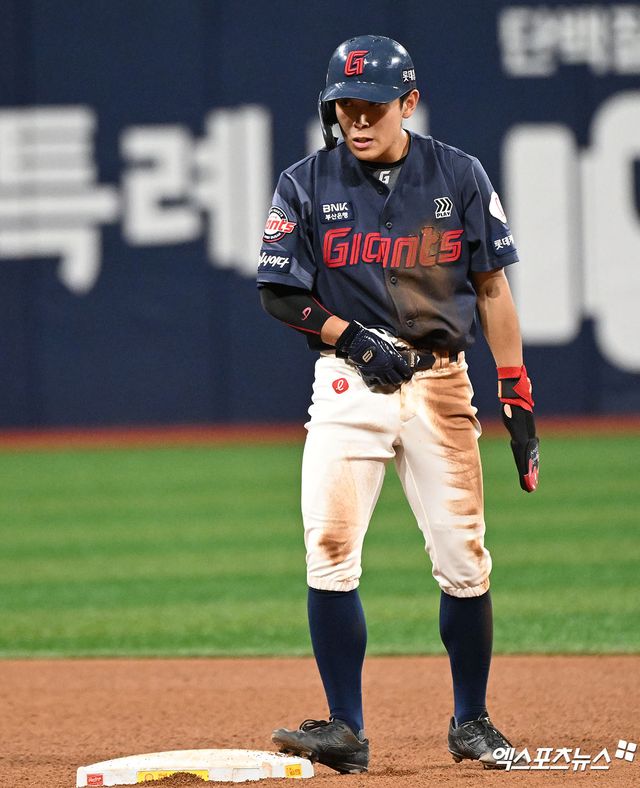 30일 오후 서울 구로구 고척스카이돔에서 열린 '2024 신한 SOL Bank KBO리그' 롯데 자이언츠와 키움 히어로즈의 경기, 4회초 2사 1,3루 롯데 황성빈이 2루 도루에 성공하고 있다. 엑스포츠뉴스 DB