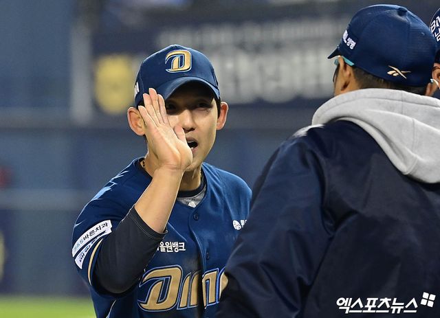 24일 오후 서울 송파구 잠실야구장에서 열린 '2025 신한 SOL Bank KBO리그' NC 다이노스와 LG 트윈스의 경기, NC가 선발투수 라일리의 6이닝 무실점 호투에 힘입어 3:1의 스코어로 승리하며 위닝 시리즈를 달성했다. 경기 종료 후 NC 서호철이 승리의 기쁨을 나누고 있다. 잠실, 박지영 기자