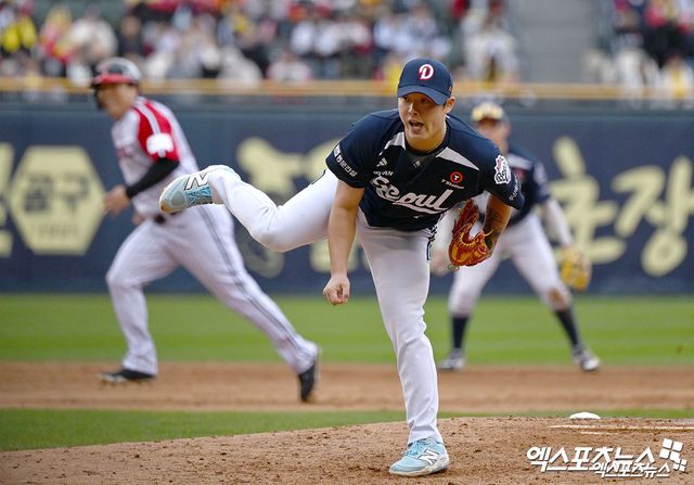 13일 오후 서울 송파구 잠실야구장에서 열린 '2025 신한 SOL Bank KBO리그' 두산 베어스와 LG 트윈스의 경기, 5회말 2사 만루 두산 박치국이 공을 힘차게 던지고 있다. 엑스포츠뉴스 DB