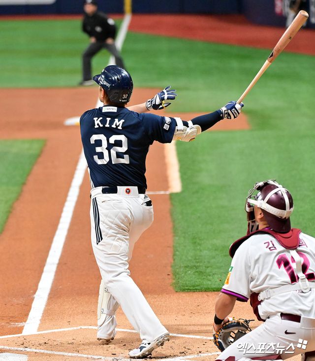 24일 오후 서울 구로구 고척스카이돔에서 열린 '2025 신한 SOL Bank KBO리그' 두산 베어스와 키움 히어로즈의 경기, 1회초 2사 1,2루 두산 김재환이 2타점 3루타를 날리고 있다. 고척, 김한준 기자