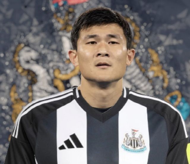 이적시장 전문가인 파브리치오 로마노는 뮌헨이 김민재를 매각하려는 이유를 설명했다. 그는 '이번 시즌은 김민재에게는 좋은 시간이 아니었다. 물론 경기력 저하가 있었던 것은 사실이지만, 바이에른 뮌헨 전체적으로 부상 이슈가 심각했다. 선수들이 정상적인 몸 상태가 아님에도 경기에 출전해야 했던 상황이 반복됐고, 그런 환경 속에서 선수 개인의 폼만을 평가하는 것은 공정하지 않다'며 전반적인 팀 사정을 감안할 필요가 있다고 전했다. 그러면서도 275억원에 달하는 김민재 연봉이 줄어야 유럽 다른 구단으로의 판매가 가능할 것이라고 진단했다.