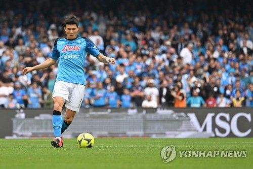 이탈리아 전국 단위 유력 스포츠지 라 가제타 델로 스포르트를 인용한 풋볼 이탈리아는 7일 인터밀란이 바이에른 뮌헨이 김민재를 임대 영입하는 걸 허락해 주길 바라고 있다고 보도했다. 지난 시즌 세리에A 우승을 차지한 인터밀란은 네덜란드 센터백 스테판 더프레이가 사우디로 향할 가능성이 생기자 수비진을 보강하기 위해 지난 시즌 나폴리에서 리그 최고의 수비수로 활약했던 김민재를 낙점했다. 세리에A 베스트 수비수 출신인 김민재는 지난 시즌 후반기에 뮌헨 주전 경쟁에서 어려움을 겪으면서 벤치를 지키는 시간이 늘어났다. 연합뉴스