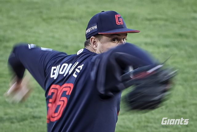 25일 오후 서울 잠실야구장에서 열린 '2025 신한 SOL Bank KBO리그' 롯데 자이언츠와 두산 베어스의 경기, 롯데가 8:2로 승리를 거두고 2연승을 달렸다. 선발 터커 데이비슨은 6이닝 5피안타 3사사구 5탈삼진 2실점으로 시즌 3승째를 올렸다. 롯데 자이언츠