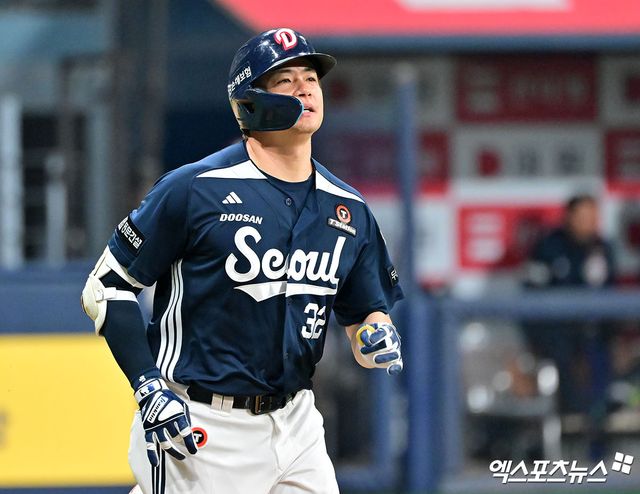 24일 오후 서울 구로구 고척스카이돔에서 열린 '2025 신한 SOL Bank KBO리그' 두산 베어스와 키움 히어로즈의 경기, 9회초 2사 두산 김재환이 타격을 하고 있다. 결과는 2루수 땅볼 아웃. 고척, 김한준 기자