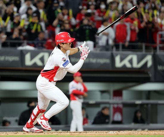 25일 광주기아챔피언스필드에서 열린 프로야구 LG 트윈스와 KIA 타이거즈의 경기. KIA회말 무사 만루서 대타로 타석에 들어선 김도영이 동점 2타점 적시타를 때리고 있다. 연합뉴스