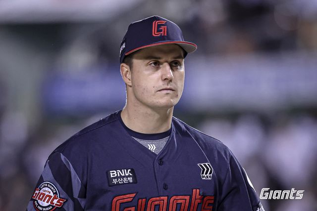 25일 오후 서울 잠실야구장에서 열린 '2025 신한 SOL Bank KBO리그' 롯데 자이언츠와 두산 베어스의 경기, 롯데가 8:2로 승리를 거두고 2연승을 달렸다. 선발 터커 데이비슨은 6이닝 5피안타 3사사구 5탈삼진 2실점으로 시즌 3승째를 올렸다. 롯데 자이언츠