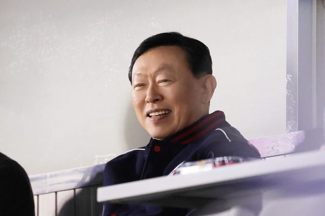 25일 오후 서울 잠실야구장에서 열린 '2025 신한 SOL Bank KBO리그' 롯데 자이언츠와 두산 베어스의 경기, 롯데가 8:2로 승리를 거두고 2연승을 달렸다. 롯데 구단주인 신동빈 롯데그룹 회장이 경기를 관람하고 있다. 롯데 자이언츠