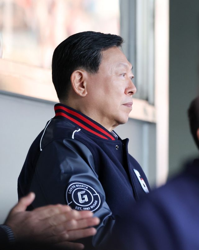 25일 오후 서울 잠실야구장에서 열린 '2025 신한 SOL Bank KBO리그' 롯데 자이언츠와 두산 베어스의 경기, 롯데가 8:2로 승리를 거두고 2연승을 달렸다. 롯데 구단주인 신동빈 롯데그룹 회장이 경기를 관람하고 있다. 롯데 자이언츠