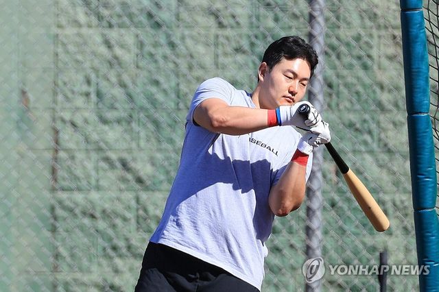 前 메이저리그 최지만은 다음달 15일 입대할 예정이다. 그는 병역 문제 이행과 KBO리그 신인 드래프트 참가를 위한 2년 유예기간이 지난 뒤 한국 야구에 입성할 것으로 보인다. 연합뉴스