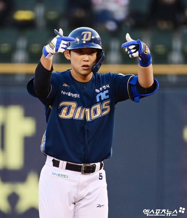 24일 오후 서울 송파구 잠실야구장에서 열린 '2025 신한 SOL Bank KBO리그' NC 다이노스와 LG 트윈스의 경기, 2회초 NC 선두타자 서호철이 2루타를 때려낸 뒤 세리머니를 하고 있다. 잠실, 박지영 기자