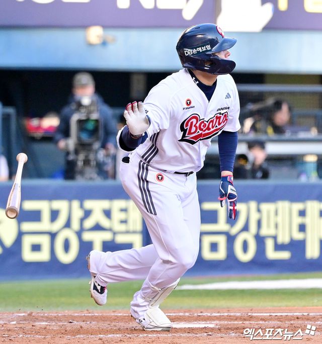 29일 오후 서울 송파구 잠실야구장에서 열린 '2025 신한 SOL Bank KBO리그' 삼성 라이온즈와 두산 베어스의 경기, 4회말 두산 김재환이 2루타를 날리고 있다. 엑스포츠뉴스 DB