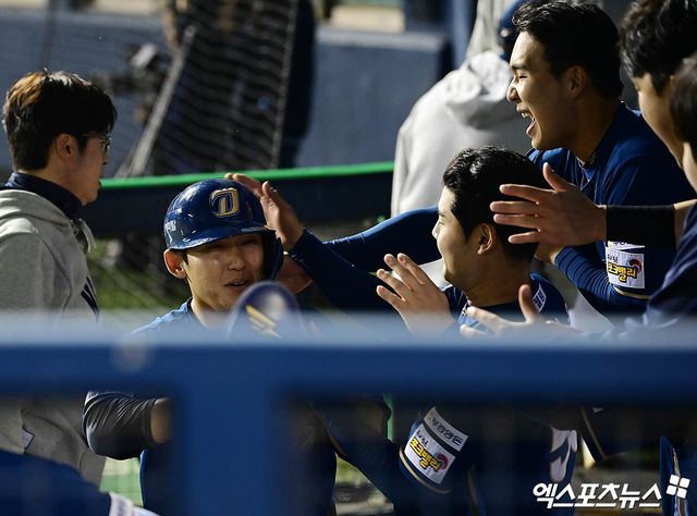 24일 오후 서울 송파구 잠실야구장에서 열린 '2025 신한 SOL Bank KBO리그' NC 다이노스와 LG 트윈스의 경기, 7회초 2사 만루 NC 김주원의 볼넷 때 3루주자 서호철이 밀어내기 득점을 올린 뒤 더그아웃에서 김휘집과 박시원의 축하를 받고 있다. 잠실, 박지영 기자