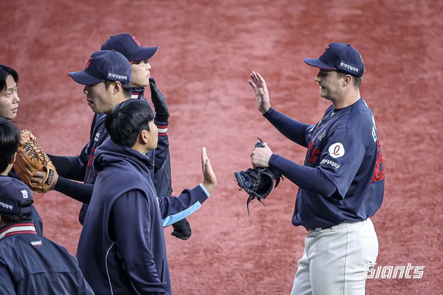 25일 오후 서울 잠실야구장에서 열린 '2025 신한 SOL Bank KBO리그' 롯데 자이언츠와 두산 베어스의 경기, 롯데가 8:2로 승리를 거두고 2연승을 달렸다. 선발 터커 데이비슨은 6이닝 5피안타 3사사구 5탈삼진 2실점으로 시즌 3승째를 올렸다. 롯데 자이언츠