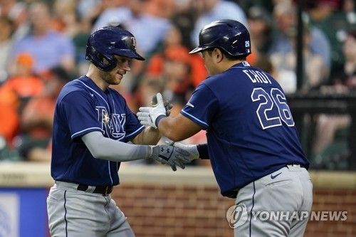 前 메이저리그 최지만(오른쪽)은 다음달 15일 입대할 예정이다. 그는 병역 문제 이행과 KBO리그 신인 드래프트 참가를 위한 2년 유예기간이 지난 뒤 한국 야구에 입성할 것으로 보인다. 연합뉴스 AP