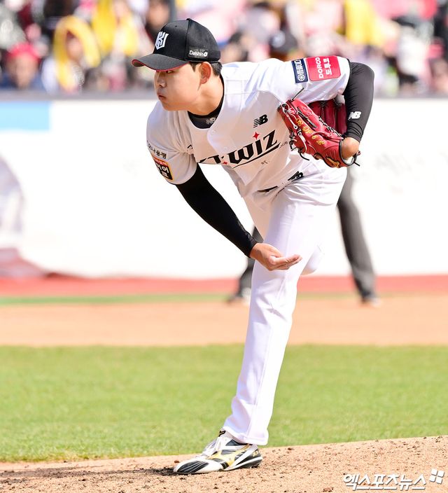8일 오후 수원KT위즈파크에서 열린 '2025 신한 SOL Bank KBO리그' LG 트윈스와 KT 위즈의 시범경기, 5회초 KT 소형준이 공을 힘차게 던지고 있다. 엑스포츠뉴스DB