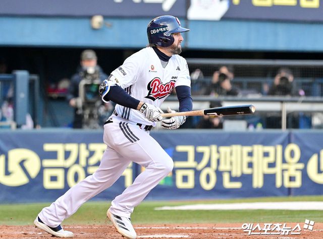 29일 오후 서울 송파구 잠실야구장에서 열린 '2025 신한 SOL Bank KBO리그' 삼성 라이온즈와 두산 베어스의 경기, 4회말 무사 1,2루 두산 케이브가 1타점 적시타를 날리고 있다. 엑스포츠뉴스 DB