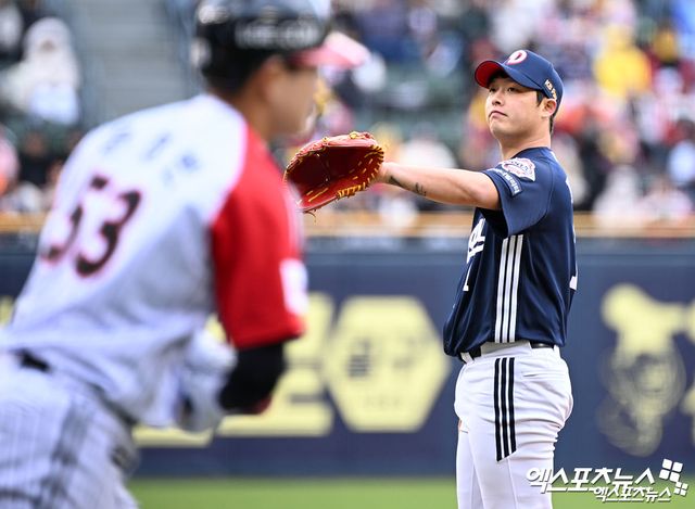 13일 오후 서울 송파구 잠실야구장에서 열린 '2025 신한 SOL Bank KBO리그' 두산 베어스와 LG 트윈스의 경기, 5회말 2사 만루 두산 박치국이 LG 문정빈에게 사구를 허용한 후 아쉬워하고 있다. 엑스포츠뉴스 DB
