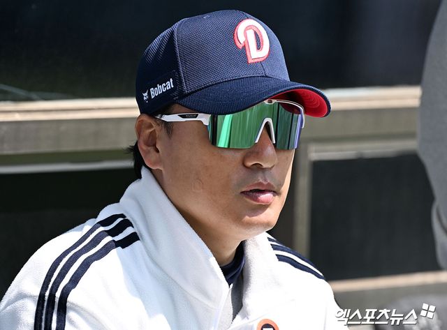 20일 오후 서울 송파구 잠실야구장에서 열리는 '2025 신한 SOL Bank KBO리그' KIA 타이거즈와 두산 베어스의 경기, 두산 이승엽 감독이 선수들의 훈련을 지켜보고 있다. 엑스포츠뉴스 DB