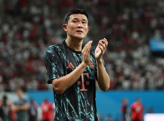 이적시장 전문가인 파브리치오 로마노는 뮌헨이 김민재를 매각하려는 이유를 설명했다. 그는 '이번 시즌은 김민재에게는 좋은 시간이 아니었다. 물론 경기력 저하가 있었던 것은 사실이지만, 바이에른 뮌헨 전체적으로 부상 이슈가 심각했다. 선수들이 정상적인 몸 상태가 아님에도 경기에 출전해야 했던 상황이 반복됐고, 그런 환경 속에서 선수 개인의 폼만을 평가하는 것은 공정하지 않다'며 전반적인 팀 사정을 감안할 필요가 있다고 전했다. 그러면서도 275억원에 달하는 김민재 연봉이 줄어야 유럽 다른 구단으로의 판매가 가능할 것이라고 진단했다. 연합뉴스