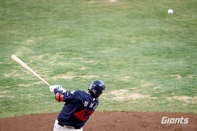25일 오후 서울 잠실야구장에서 열린 '2025 신한 SOL Bank KBO리그' 롯데 자이언츠와 두산 베어스의 경기, 롯데가 8:2로 승리를 거두고 2연승을 달렸다. 정보근은 9번타자 겸 포수로 선발 출전해 4타수 1안타 1타점을 올렸다. 롯데 자이언츠