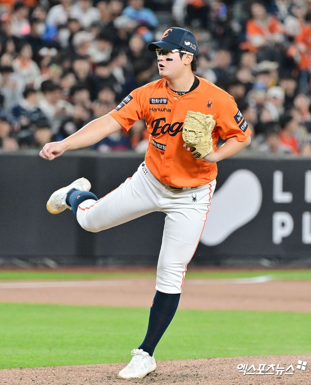 25일 오후 대전 한화생명 볼파크에서 열린 '2025 신한 SOL Bank KBO리그' KT 위즈와 한화 이글스의 경기, 9회초 한화 김서현이 공을 힘차게 던지고 있다. 대전, 김한준 기자