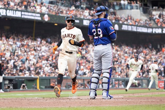 27일 미국 캘리포니아주 샌프란시스코의 오라클파크에서 열린 2025 미국프로야구 메이저리그 텍사스 레인저스와 샌프란시스코 자이언츠의 경기, 샌프란시스코가 3:2로 승리했다. 5회말 1사 2, 3루 샌프란시스코 윌리 아다메스의 2타점 적시타 때 크리스티안 코스가 득점을 올리고 있다. AP 연합뉴스