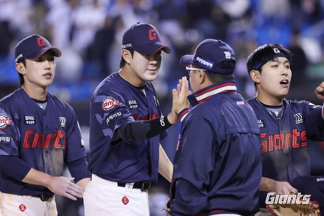 25일 오후 서울 잠실야구장에서 열린 '2025 신한 SOL Bank KBO리그' 롯데 자이언츠와 두산 베어스의 경기, 롯데가 8:2로 승리를 거두고 2연승을 달렸다. 나승엽은 4타수 2안타 1홈런 3타점 1득점을 기록했다. 롯데 자이언츠