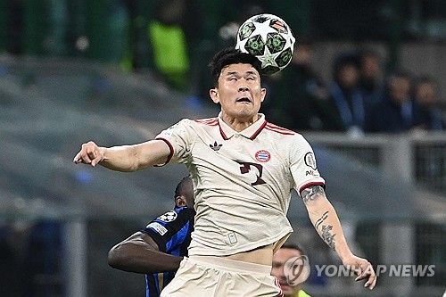 김민재의 여름 바이에른 뮌헨과의 결별이 구체화되고 있는 것으로 보인다. 특히 과거 나폴리에서의 인연을 바탕으로 이탈리아 최고 명문 유벤투스가 그를 노리는 것으로 파악됐다. 첼시도 김민재를 원하지만 20살 젊은 수비수도 함께 고려하는 중이다. 뉴캐슬 유나이티드는 언급되지 않았다. 연합뉴스