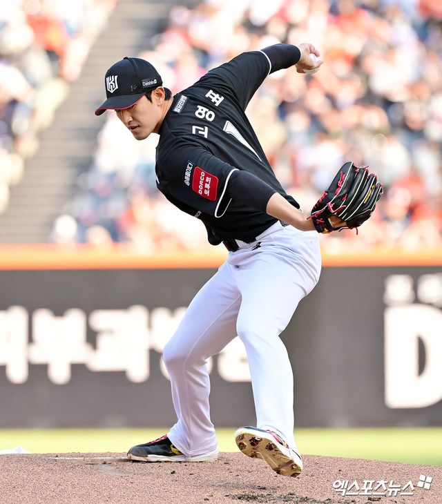 26일 오후 대전 한화생명 볼파크에서 열린 '2025 신한 SOL Bank KBO리그' KT 위즈와 한화 이글스의 경기, 1회말 KT 선발투수 고영표가 공을 힘차게 던지고 있다. 대전, 김한준 기자