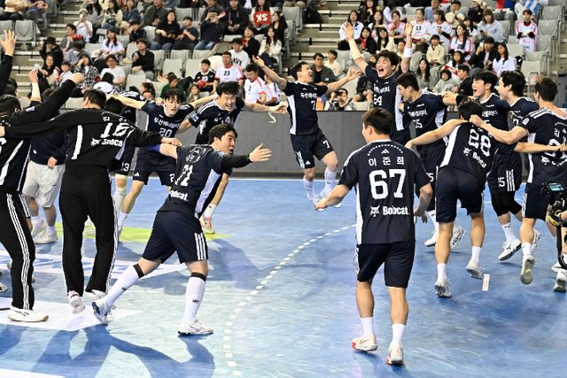 남자핸드볼 두산 선수단이 26일 통합우승을 확정한 뒤 기뻐하고 있다. 한국핸드볼연맹