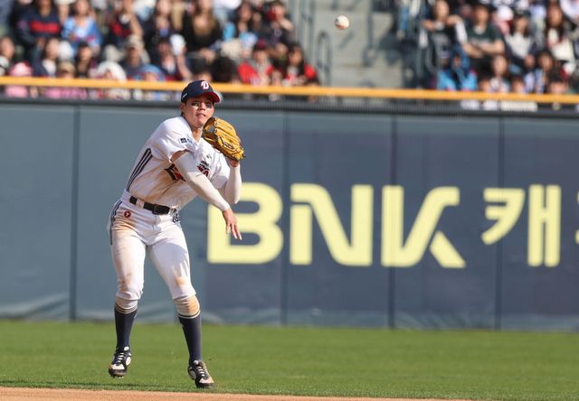 두산 베어스 박준영이 26일 잠실 롯데 자이언츠전에서 송구하고 있다. 두산 베어스