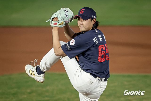 롯데 자이언츠 정철원이 올해 정규시즌 경기에 구원 등판해 투구하고 있다. 롯데 자이언츠