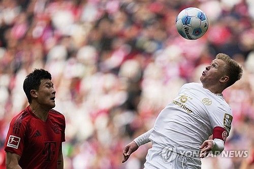 바이에른 뮌헨은 26일(한국시간) 독일 뮌헨에 위치한 알리안츠 아레나에서 열린 마인츠와의 2024-25시즌 분데스리가 31라운드 홈경기에서 3-0 완승을 거뒀다. 이날 김민재는 선발로 출전했지만 전반 45분만 뛰고 교체됐다. 뮌헨은 지난해 10월부터 아킬레스건 부상을 입은 채로 경기를 뛴 김민재를 관리하는 차원에서 후반전 시작과 동시에 교체했다. 연합뉴스