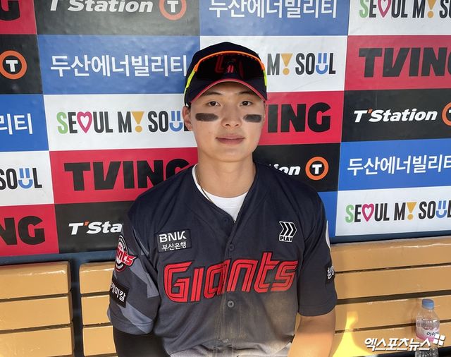 롯데 자이언츠 윤동희가 26일 잠실 두산 베어스전에서 맹활약한 뒤 기념촬영하고 있다. 엑스포츠뉴스 잠실, 최원영 기자