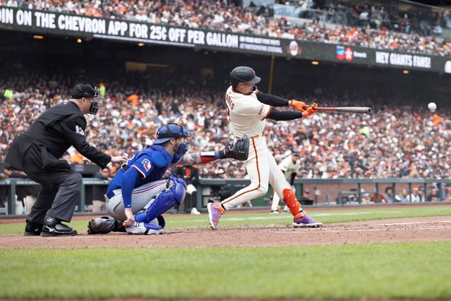 27일 미국 캘리포니아주 샌프란시스코의 오라클파크에서 열린 2025 미국프로야구 메이저리그 텍사스 레인저스와 샌프란시스코 자이언츠의 경기, 샌프란시스코가 3:2로 승리했다. 5회말 1사 2, 3루 샌프란시스코 윌리 아다메스가 2타점 적시타를 날리고 있다. AP 연합뉴스