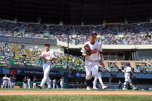 두산 베어스 정수빈이 26일 잠실 롯데 자이언츠전에서 수비를 위해 그라운드로 나가고 있다. 두산 베어스