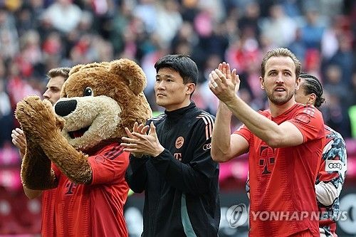 바이에른 뮌헨은 26일(한국시간) 독일 뮌헨에 위치한 알리안츠 아레나에서 열린 마인츠와의 2024-25시즌 분데스리가 31라운드 홈경기에서 3-0 완승을 거뒀다. 이날 김민재는 선발로 출전했지만 전반 45분만 뛰고 교체됐다. 뮌헨은 지난해 10월부터 아킬레스건 부상을 입은 채로 경기를 뛴 김민재를 관리하는 차원에서 후반전 시작과 동시에 교체했다. 연합뉴스