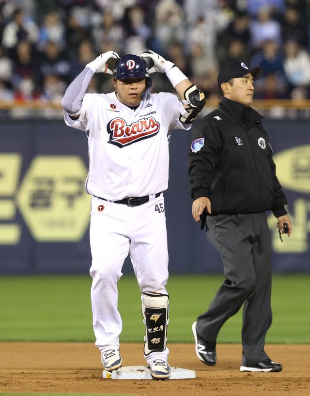 두산 베어스 김기연이 올해 정규시즌 경기에 출전해 안타를 친 뒤 세리머니하고 있다. 두산 베어스