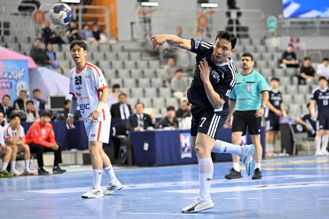 남자핸드볼 두산 이한솔이 26일 H리그 챔피언결정전 3차전에서 슛하고 있다. 한국핸드볼연맹