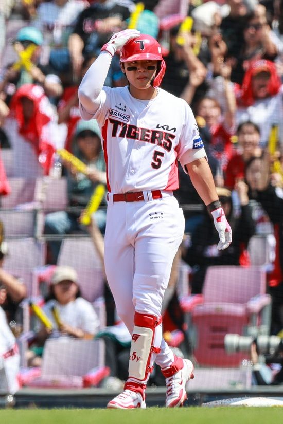 KIA 타이거즈 내야수 김도영이 26일 광주 LG전에 3번 지명타자로 선발 출전해 1회 선제 적시타를 날린 뛰 3회 시즌 첫 홈런을 쏘아 올렸다. KIA 타이거즈